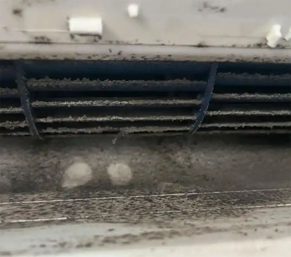 亚东空调吹的风有股烧焦味是怎么回事